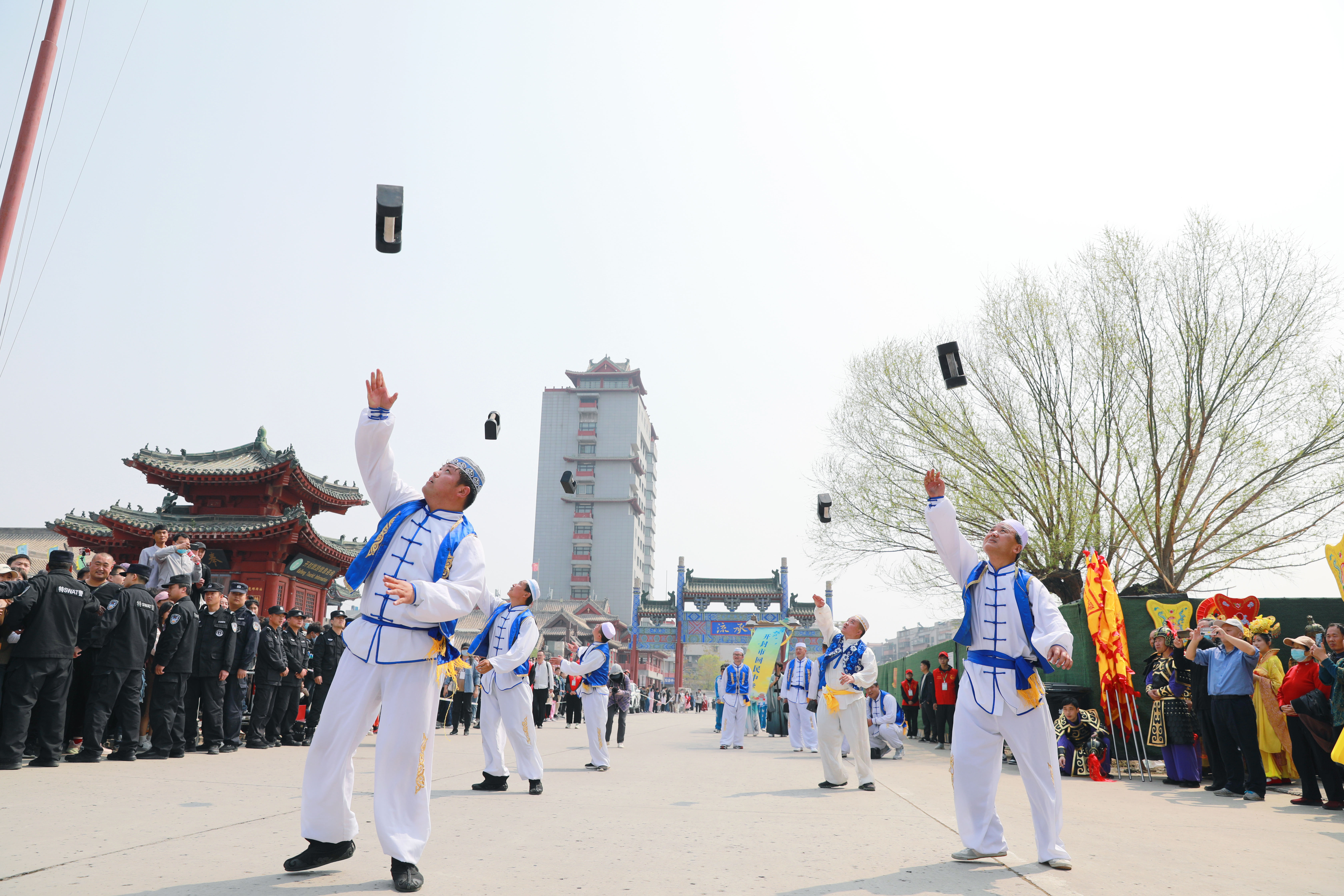 4月2日上午，2023中国（365买球怎么玩_365手机体育app_盒子365靠谱吗）清明文化节“来趣宋潮”大巡游在365买球怎么玩_365手机体育app_盒子365靠谱吗精彩上演，共分五个篇章30个方阵，是历届以来规模最大的一次踏春巡游活动，既有大宋传统礼仪、365买球怎么玩_365手机体育app_盒子365靠谱吗非遗民俗，又有智慧文旅、媒体矩阵等时代元素。全媒体记者 姜菡 摄