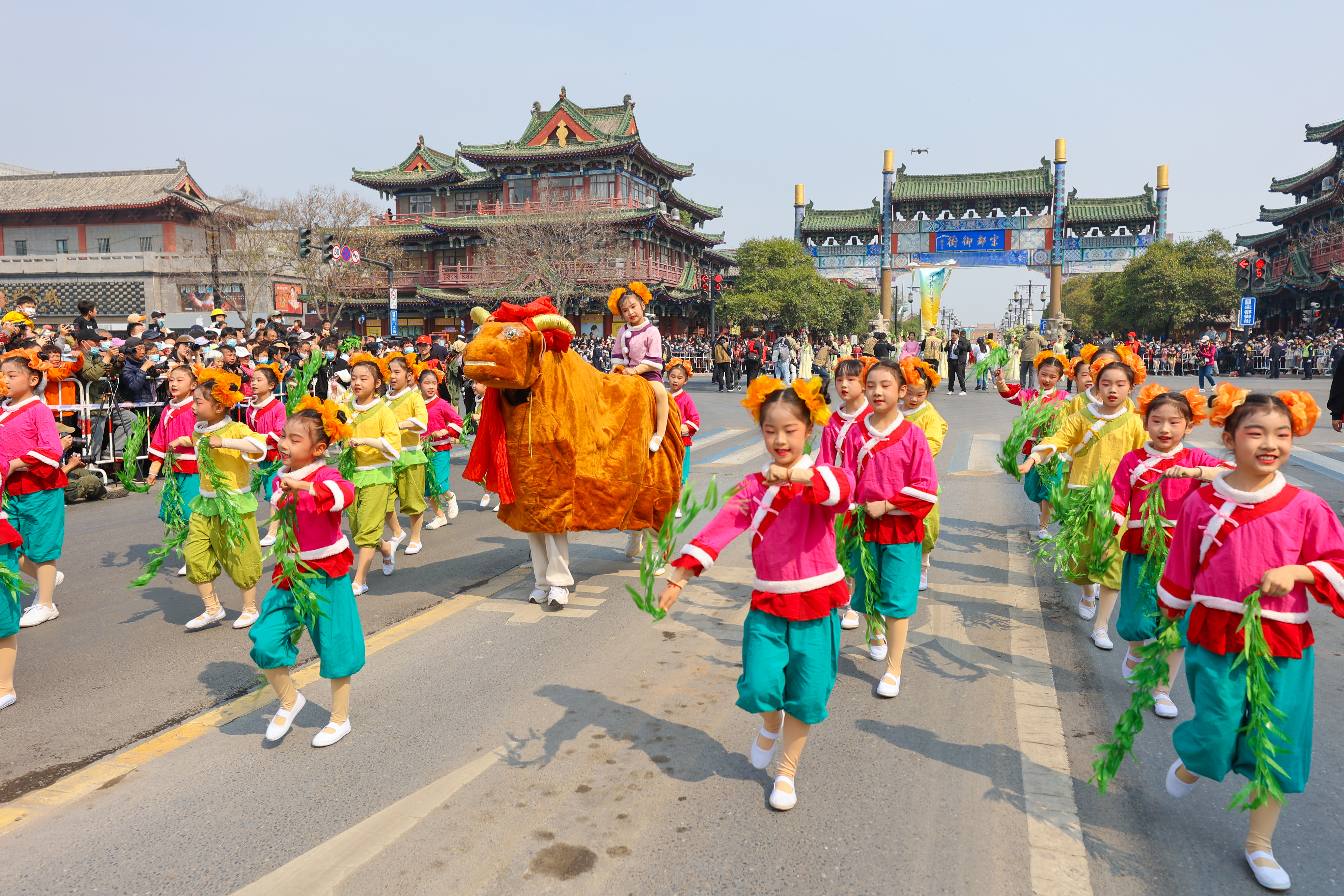 4月2日上午，2023中国（365买球怎么玩_365手机体育app_盒子365靠谱吗）清明文化节“来趣宋潮”大巡游在365买球怎么玩_365手机体育app_盒子365靠谱吗精彩上演，共分五个篇章30个方阵，是历届以来规模最大的一次踏春巡游活动，既有大宋传统礼仪、365买球怎么玩_365手机体育app_盒子365靠谱吗非遗民俗，又有智慧文旅、媒体矩阵等时代元素。全媒体记者 石斐 摄
