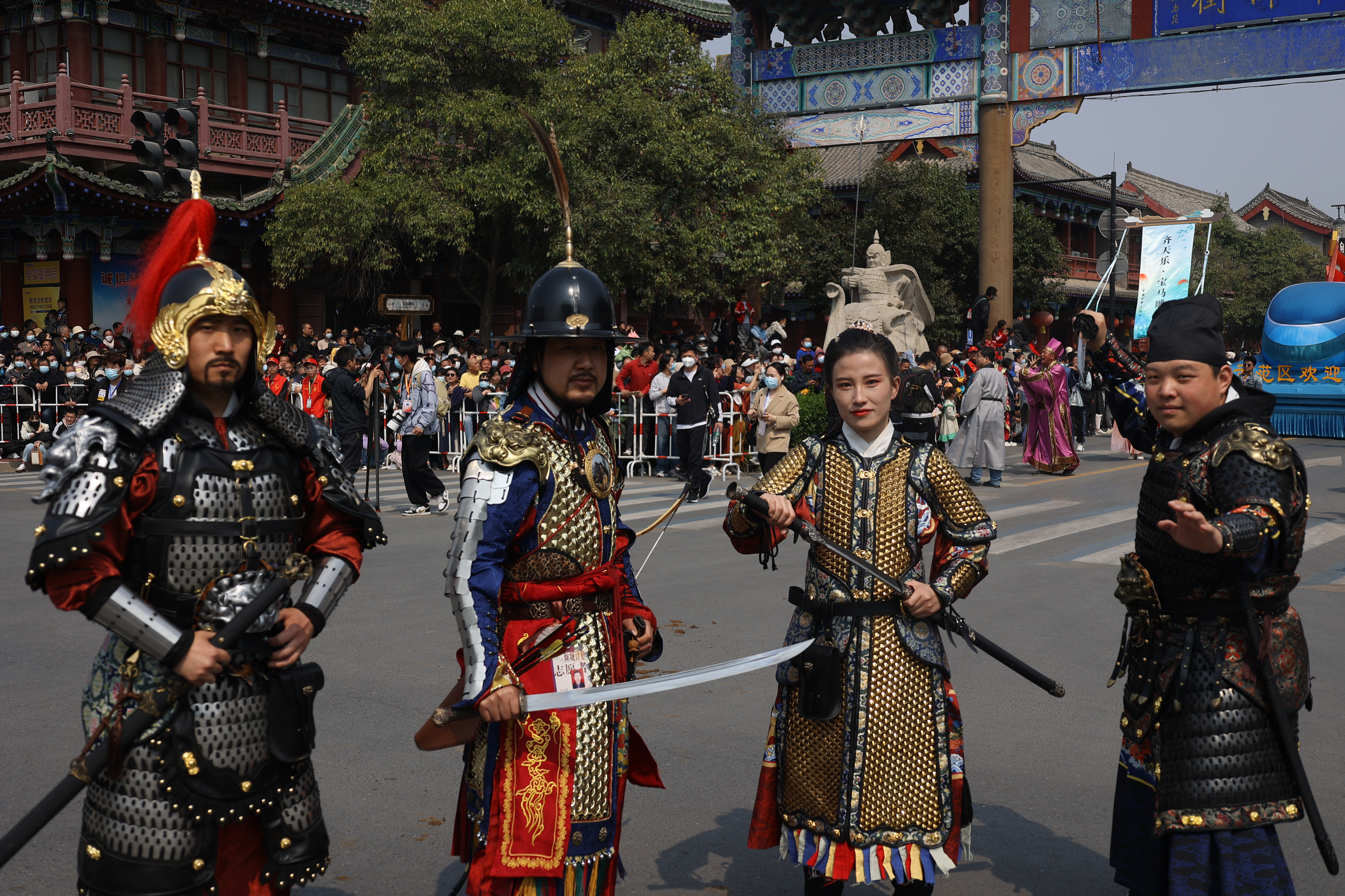 4月2日上午，2023中国（365买球怎么玩_365手机体育app_盒子365靠谱吗）清明文化节“来趣宋潮”大巡游在365买球怎么玩_365手机体育app_盒子365靠谱吗精彩上演，共分五个篇章30个方阵，是历届以来规模最大的一次踏春巡游活动，既有大宋传统礼仪、365买球怎么玩_365手机体育app_盒子365靠谱吗非遗民俗，又有智慧文旅、媒体矩阵等时代元素。全媒体记者 袁洋 摄