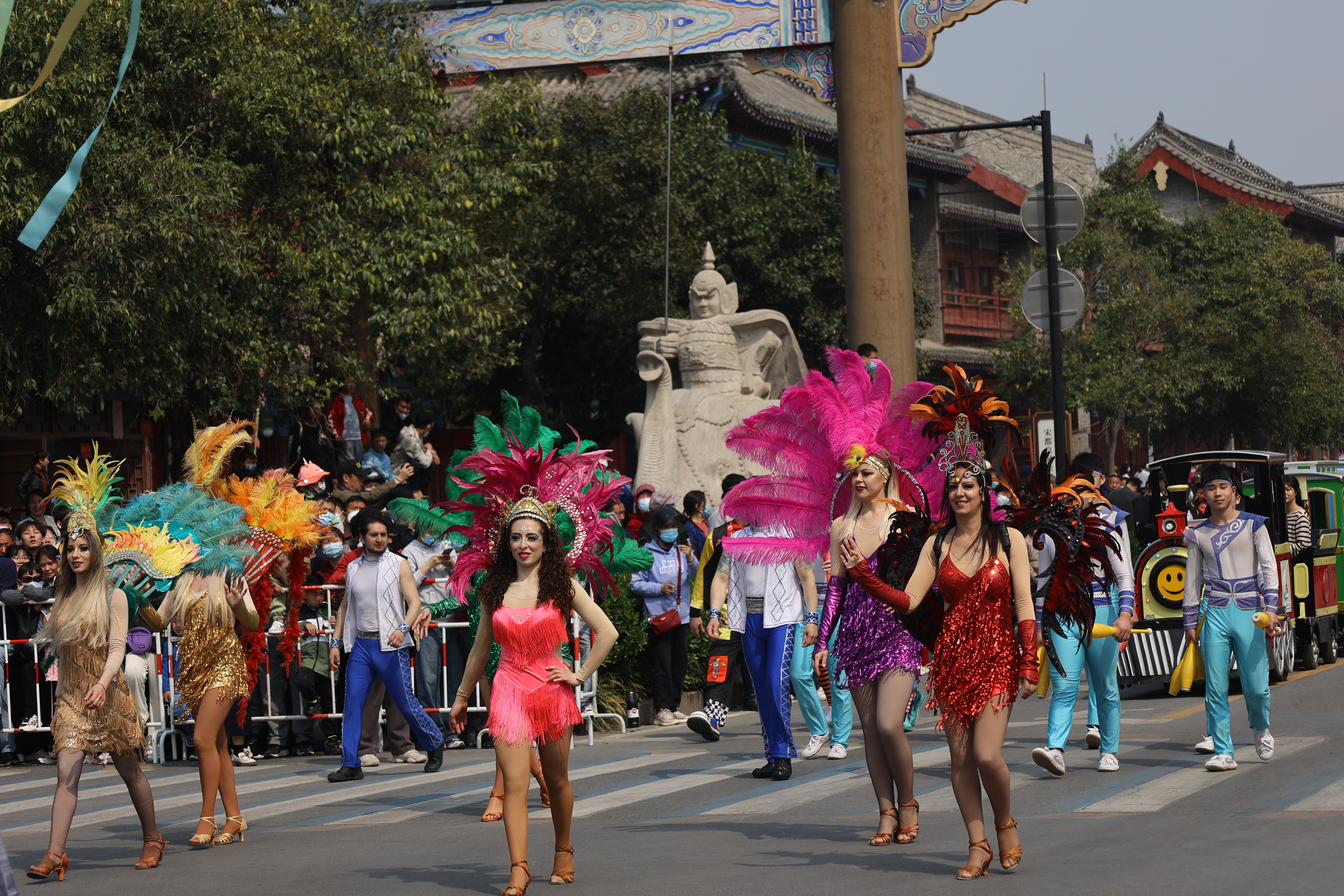 4月2日上午，2023中国（365买球怎么玩_365手机体育app_盒子365靠谱吗）清明文化节“来趣宋潮”大巡游在365买球怎么玩_365手机体育app_盒子365靠谱吗精彩上演，共分五个篇章30个方阵，是历届以来规模最大的一次踏春巡游活动，既有大宋传统礼仪、365买球怎么玩_365手机体育app_盒子365靠谱吗非遗民俗，又有智慧文旅、媒体矩阵等时代元素。全媒体记者 袁洋 摄