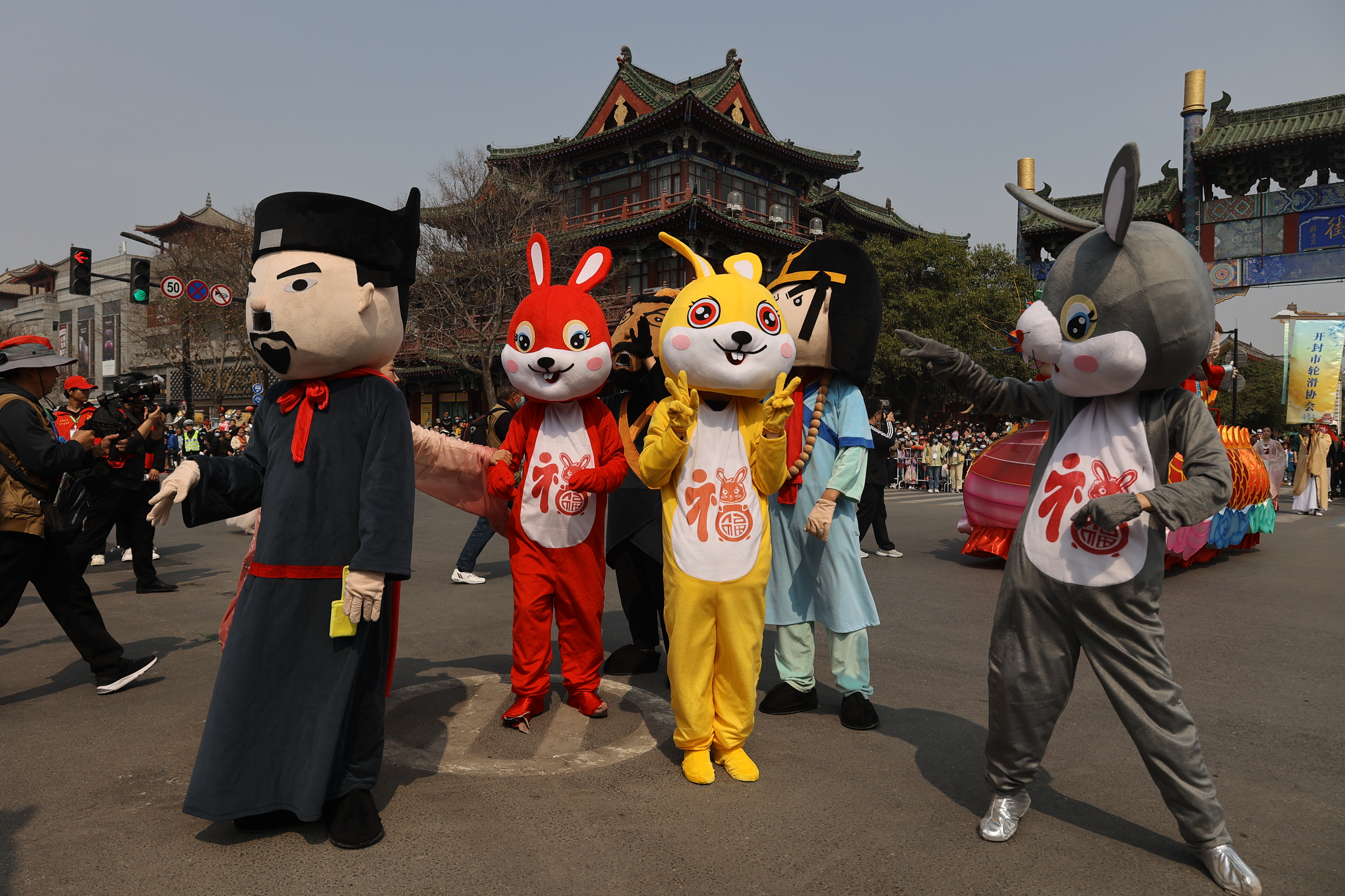 4月2日上午，2023中国（365买球怎么玩_365手机体育app_盒子365靠谱吗）清明文化节“来趣宋潮”大巡游在365买球怎么玩_365手机体育app_盒子365靠谱吗精彩上演，共分五个篇章30个方阵，是历届以来规模最大的一次踏春巡游活动，既有大宋传统礼仪、365买球怎么玩_365手机体育app_盒子365靠谱吗非遗民俗，又有智慧文旅、媒体矩阵等时代元素。全媒体记者 袁洋 摄