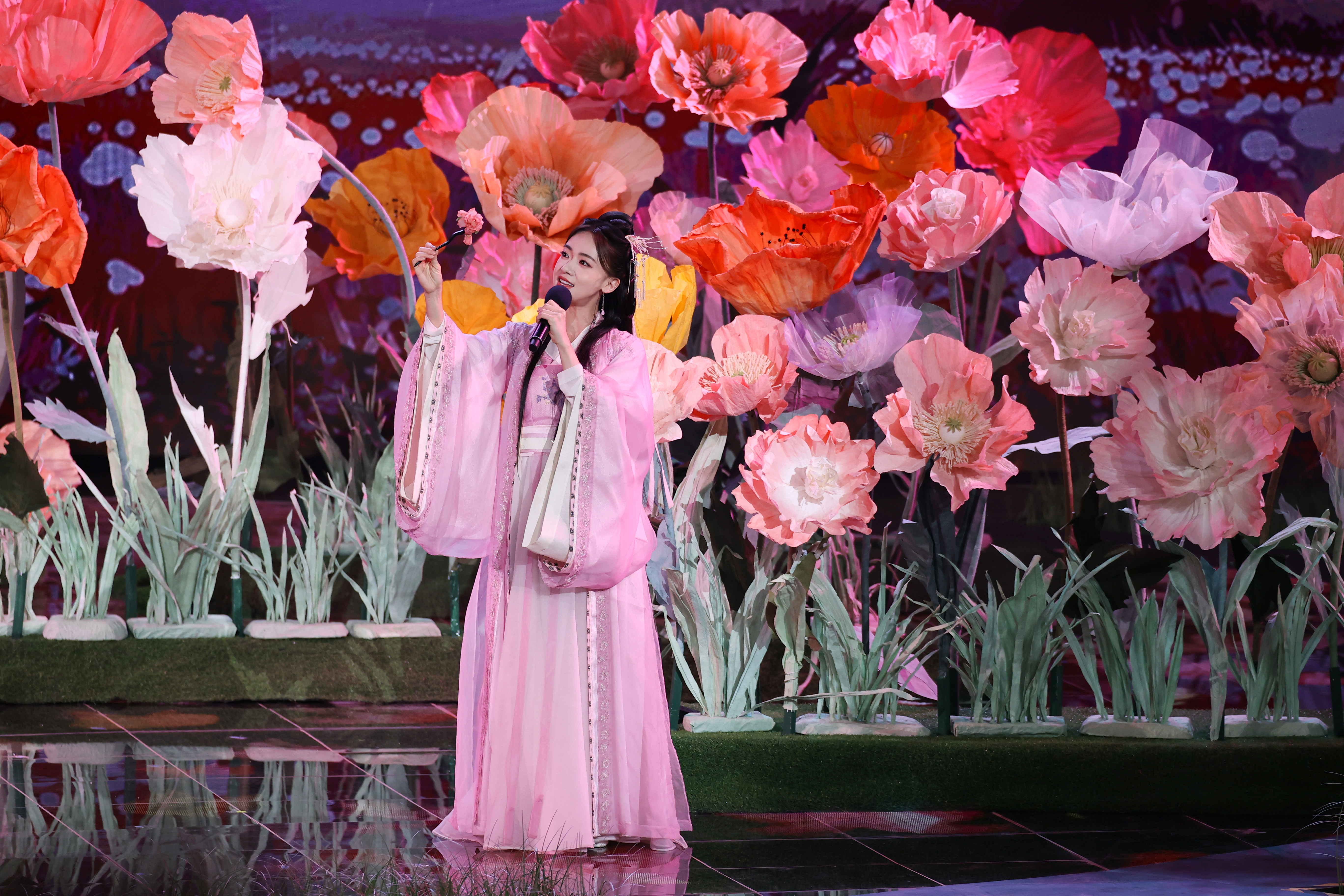 4月3日晚，2023中国（365买球怎么玩_365手机体育app_盒子365靠谱吗）清明文化节开幕晚会如约而至，圆满播出。全媒体记者 袁洋 摄