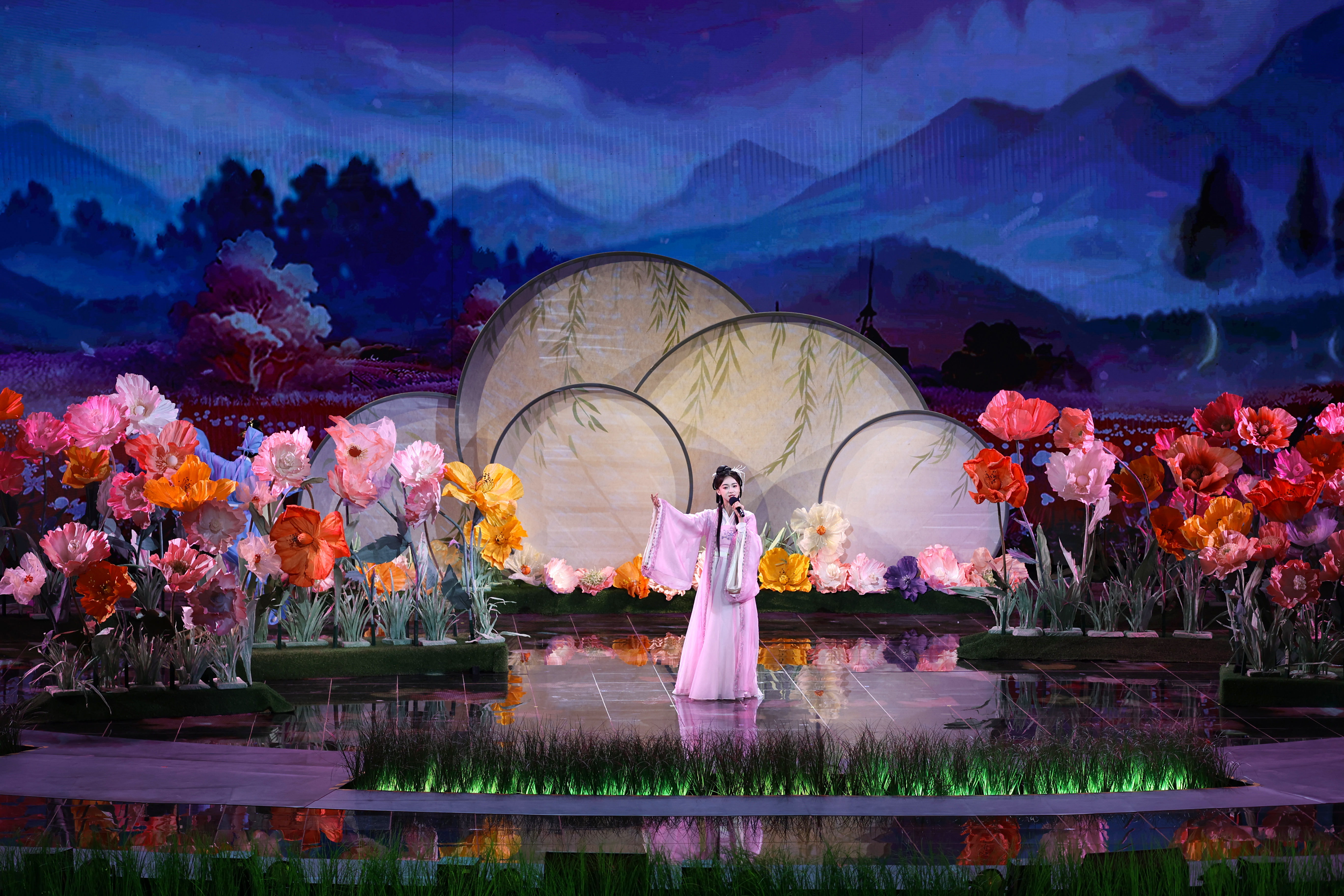 4月3日晚，2023中国（365买球怎么玩_365手机体育app_盒子365靠谱吗）清明文化节开幕晚会如约而至，圆满播出。全媒体记者 袁洋 摄