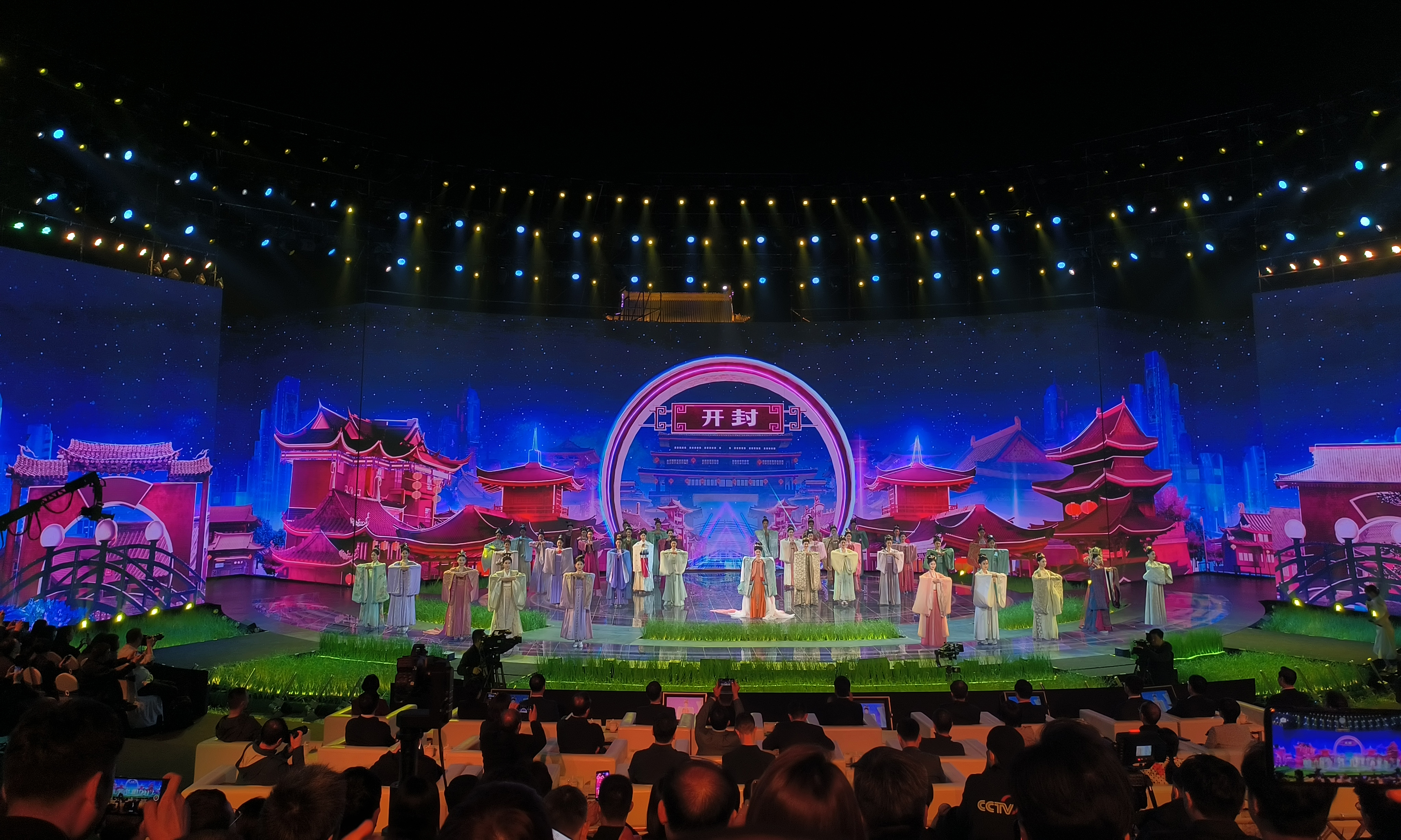 4月3日晚，2023中国（365买球怎么玩_365手机体育app_盒子365靠谱吗）清明文化节开幕晚会如约而至，圆满播出。全媒体记者 袁洋 摄