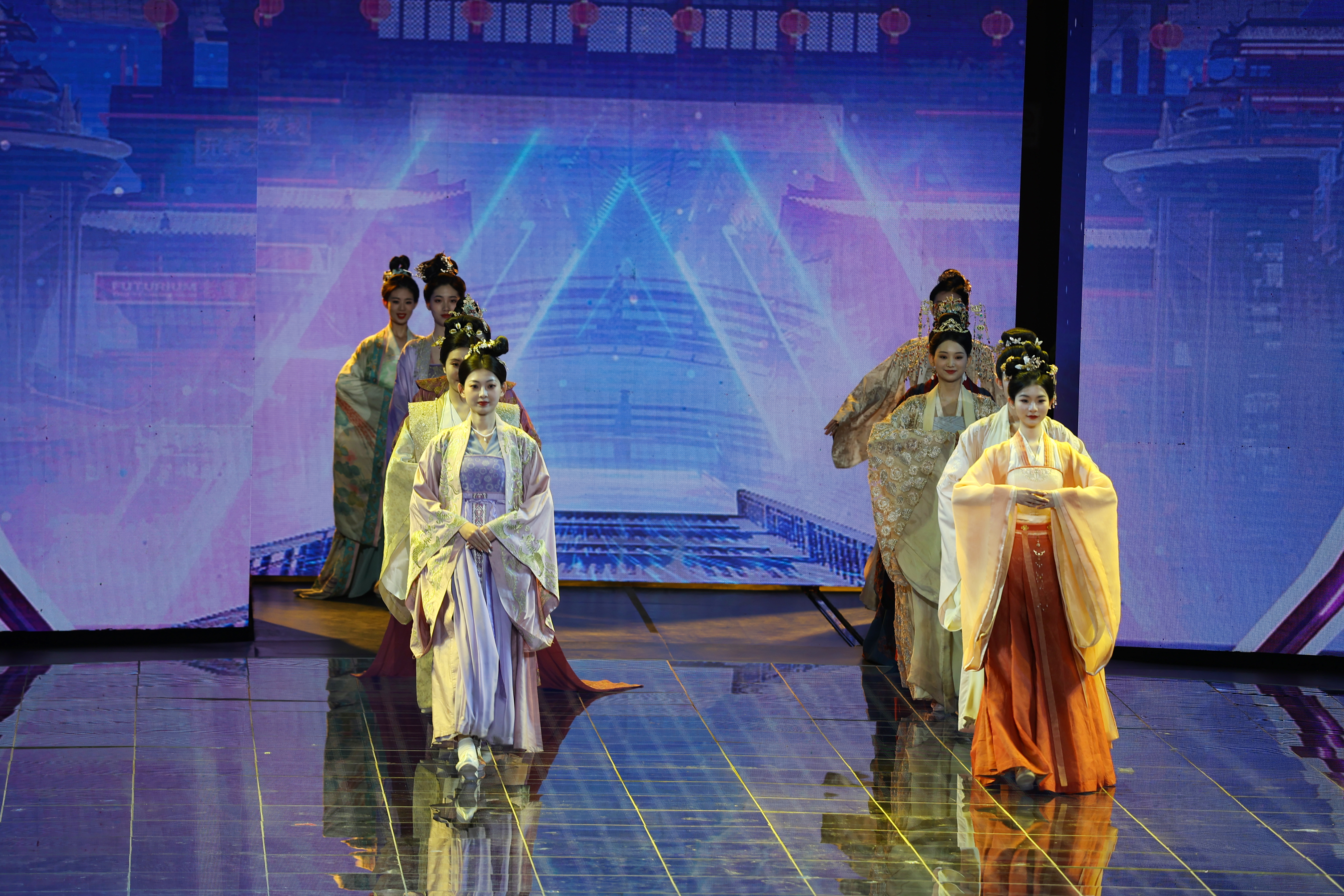 4月3日晚，2023中国（365买球怎么玩_365手机体育app_盒子365靠谱吗）清明文化节开幕晚会如约而至，圆满播出。全媒体记者 袁洋 摄