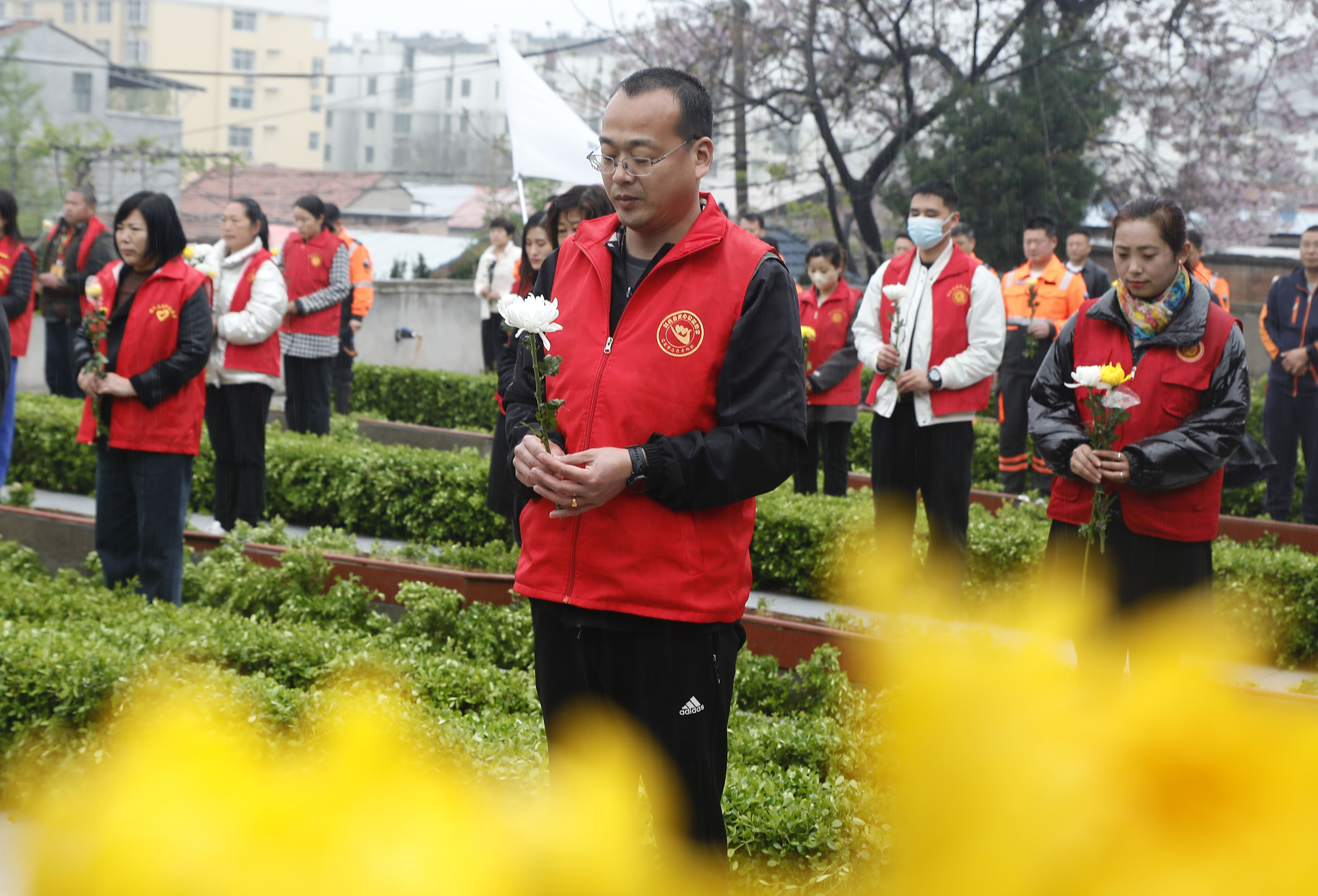 4月3日，尉氏县社会志愿者在尉氏县革命烈士陵园祭奠先烈、寄托哀思。李新义 摄