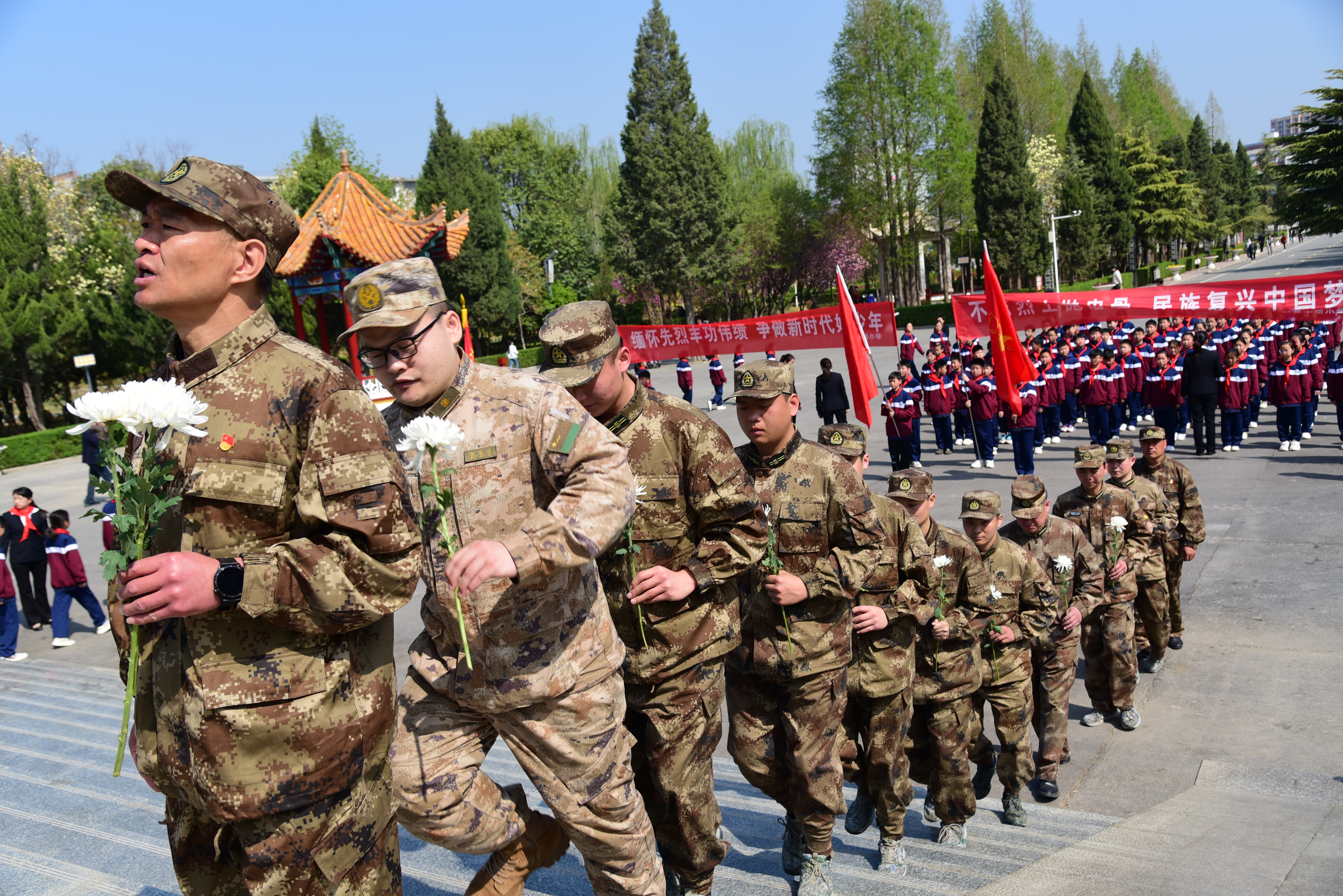 清明节来临之际，杞县人武部联合该县大同小学、党的二十大精神“老兵宣讲团”在水东烈士陵园开展祭奠英烈活动，聆听红色故事，厚植家国情怀。刘银忠3月31日摄