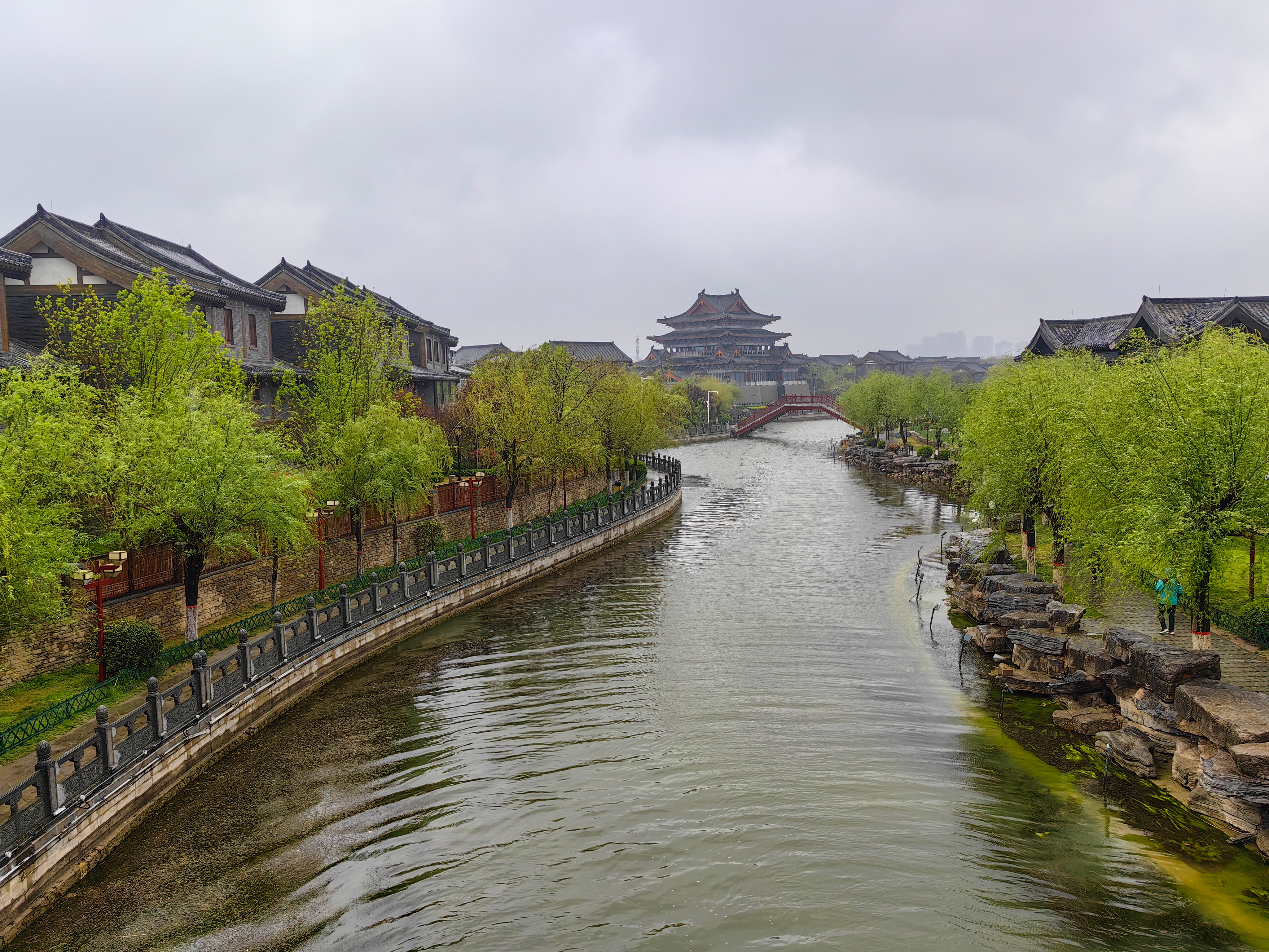 4月3日，雨中邂逅别样古城风韵，街头巷尾，烟雨朦胧。全媒体记者 石斐 摄