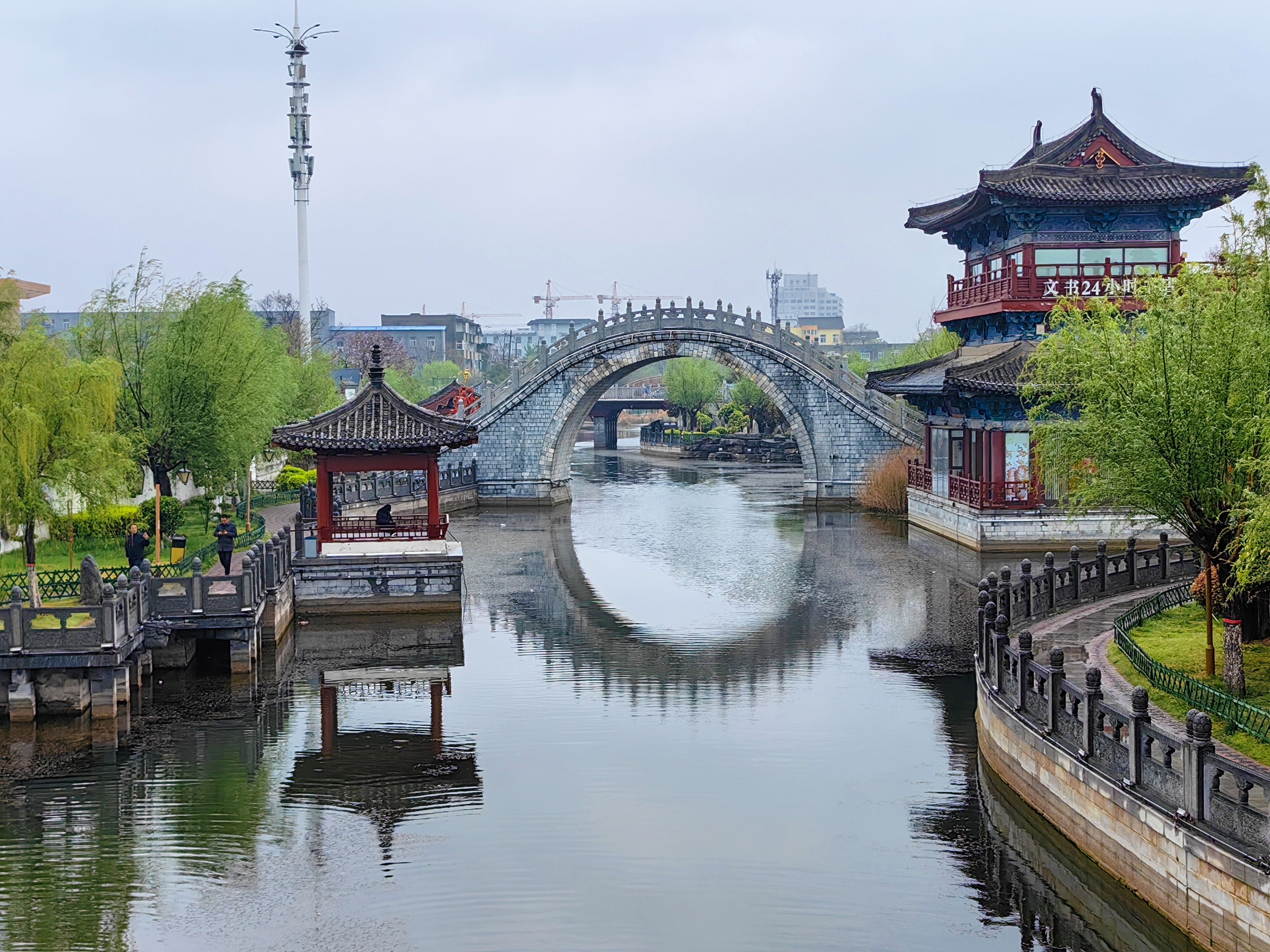 4月3日，雨中邂逅别样古城风韵，街头巷尾，烟雨朦胧。全媒体记者 石斐 摄