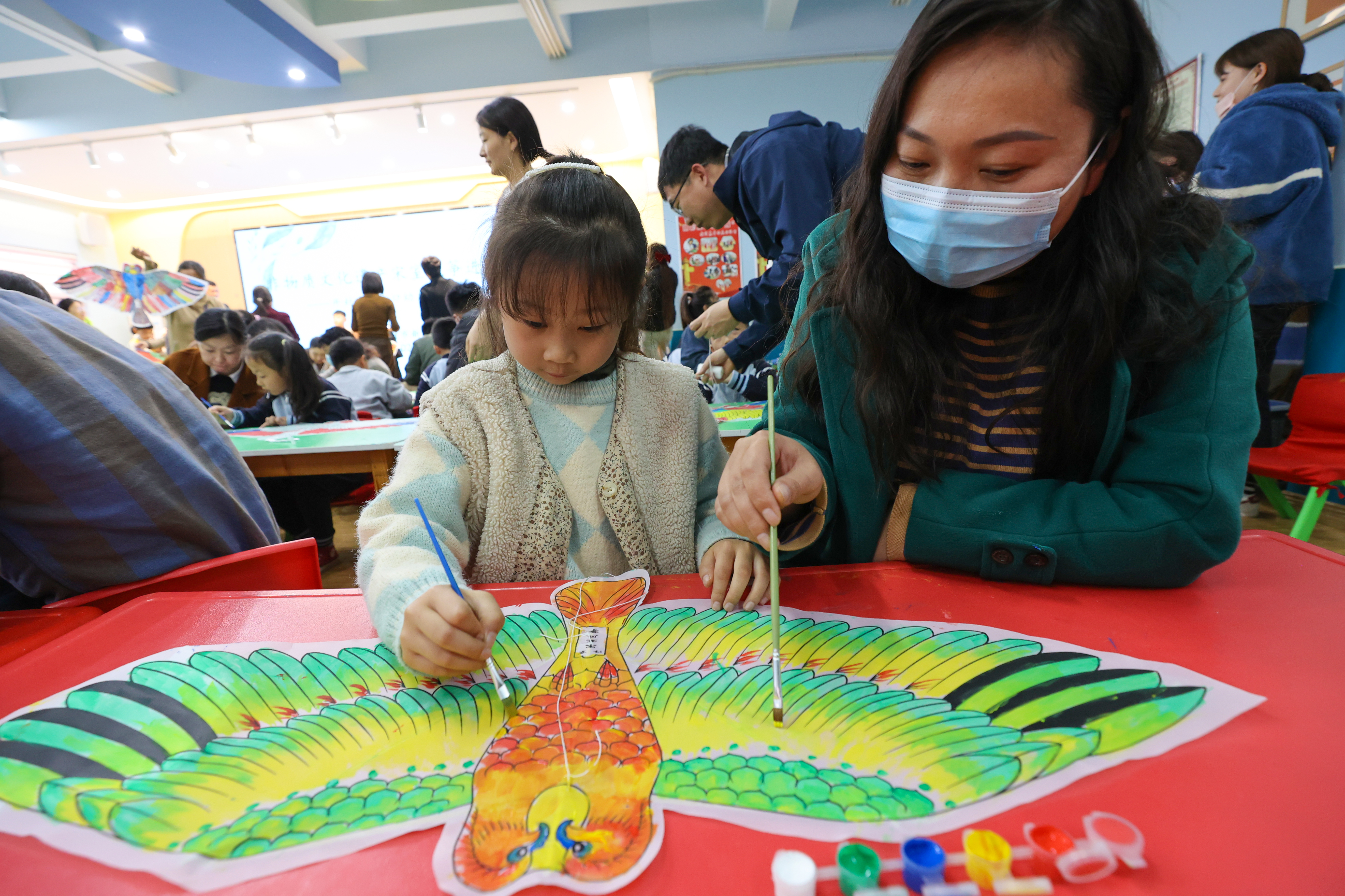 4月3日，新街口幼儿园邀请汴京宋室风筝传承人走进校园，给幼儿园的孩子和家长们上了一堂别开生面的风筝文化体验课，培养孩子创新精神和实践能力的同时，让孩子们进一步感受非遗文化。全媒体记者 石斐 摄