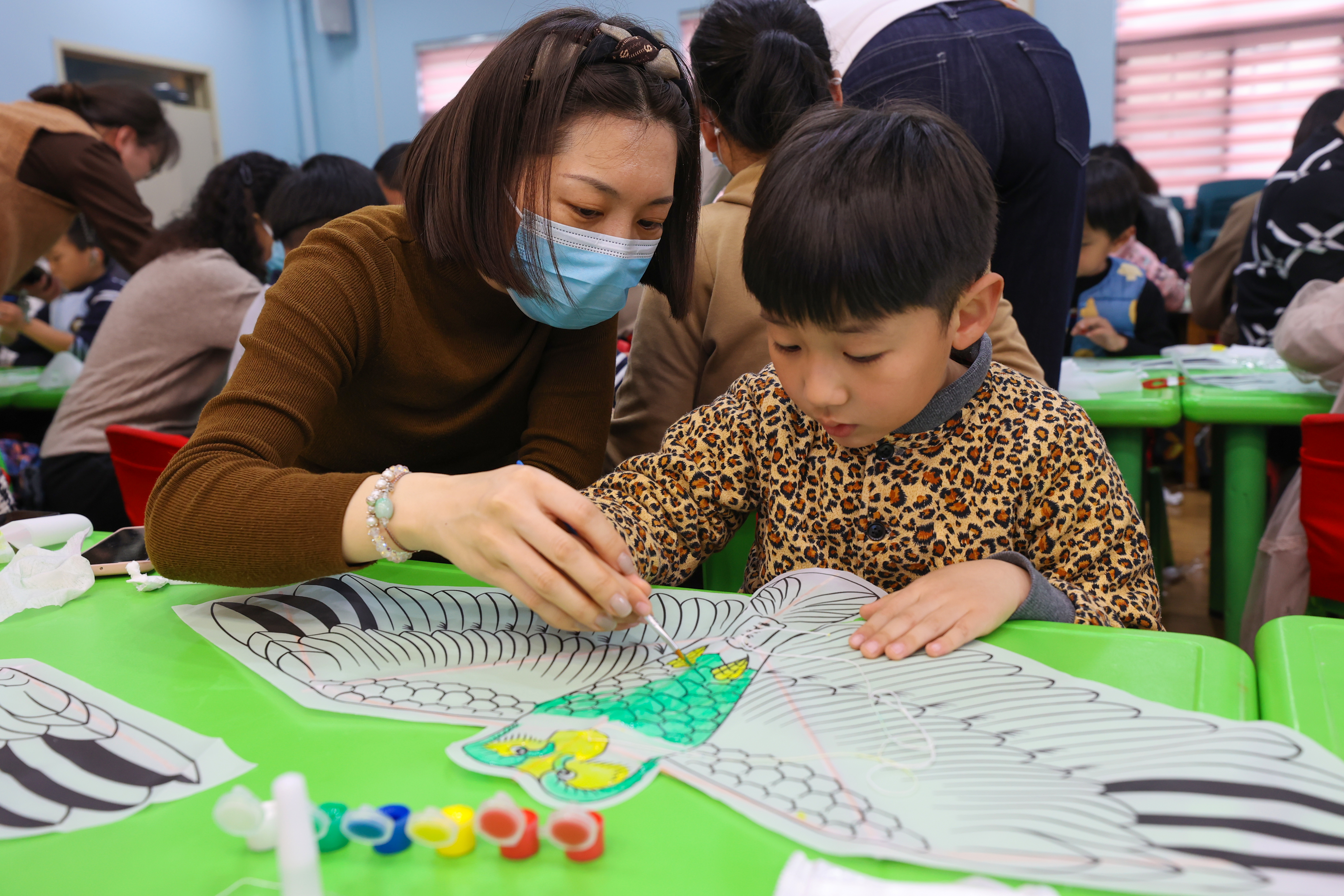 4月3日，新街口幼儿园邀请汴京宋室风筝传承人走进校园，给幼儿园的孩子和家长们上了一堂别开生面的风筝文化体验课，培养孩子创新精神和实践能力的同时，让孩子们进一步感受非遗文化。全媒体记者 石斐 摄