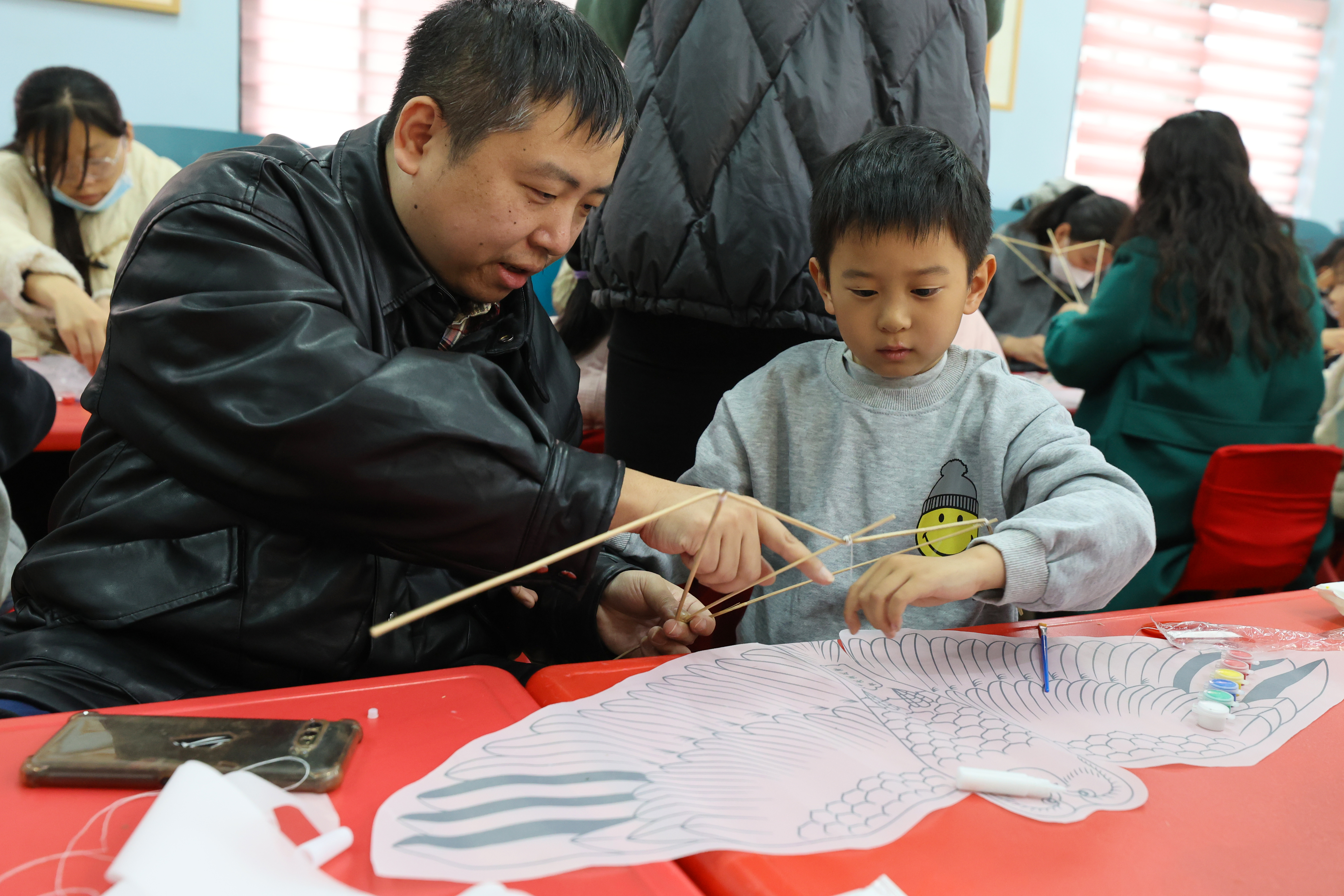 4月3日，新街口幼儿园邀请汴京宋室风筝传承人走进校园，给幼儿园的孩子和家长们上了一堂别开生面的风筝文化体验课，培养孩子创新精神和实践能力的同时，让孩子们进一步感受非遗文化。全媒体记者 石斐 摄