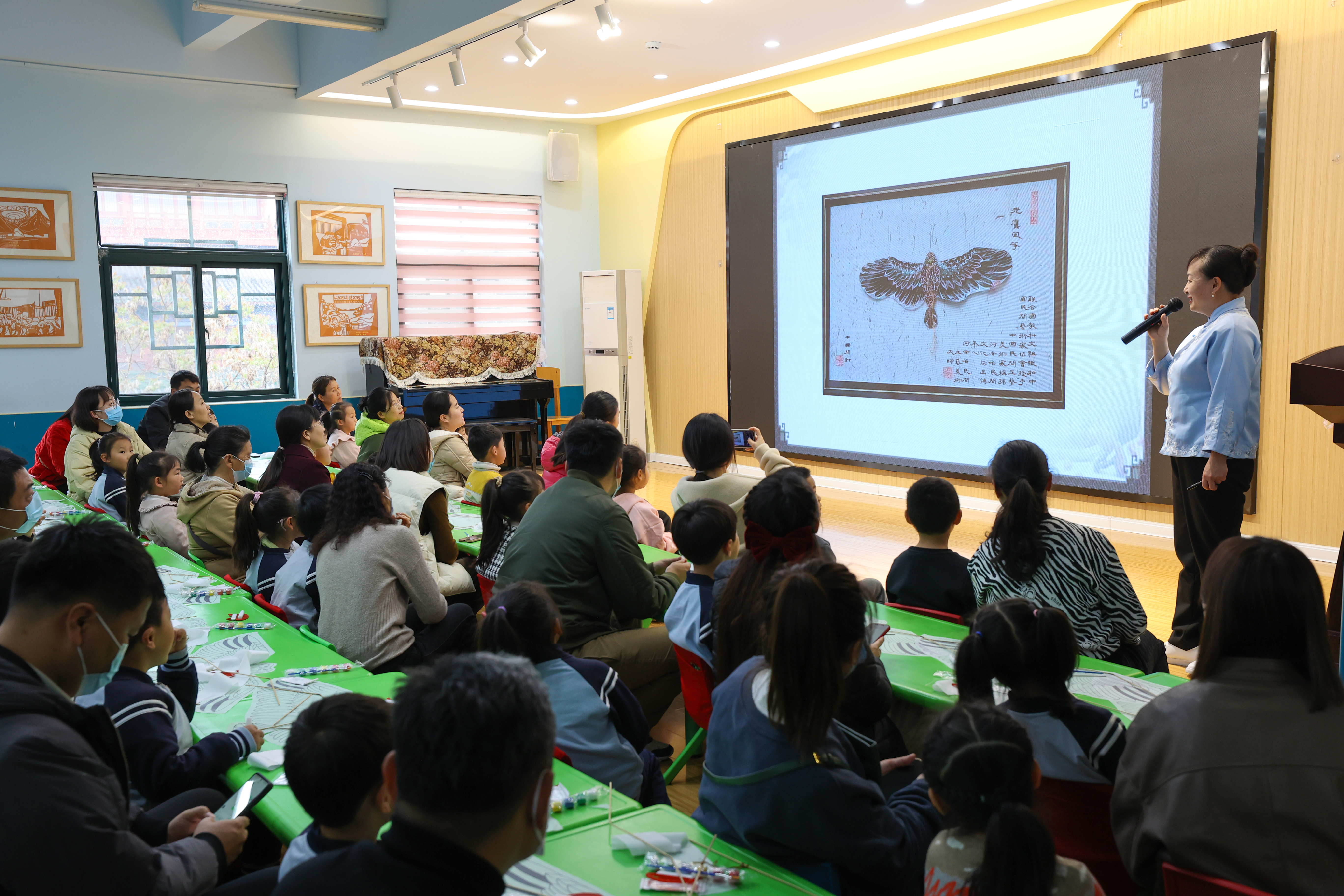 4月3日，新街口幼儿园邀请汴京宋室风筝传承人走进校园，给幼儿园的孩子和家长们上了一堂别开生面的风筝文化体验课，培养孩子创新精神和实践能力的同时，让孩子们进一步感受非遗文化。全媒体记者 石斐 摄
